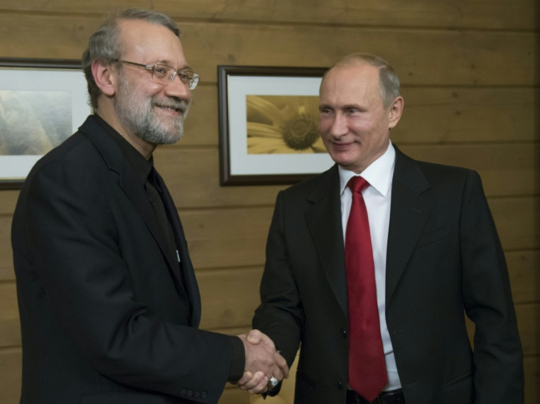 Le président russe Vladimir Poutine et  Ali Larijani, alors président du parlement iranien, lors d'une rencontre à Sotchi, le 22 octobre 2015 ( POOL / ALEXANDER ZEMLIANICHENKO )
