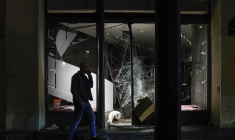 Un homme passe devant la vitrine brisée d’une boutique Diesel lors des manifestations à Paris, le 17 octobre 2026. ( AFP / GEOFFROY VAN DER HASSELT )