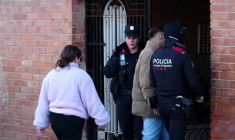 La police autour du bâtiment où cinq jeunes ont été tués dans un incendie près de Barcelone