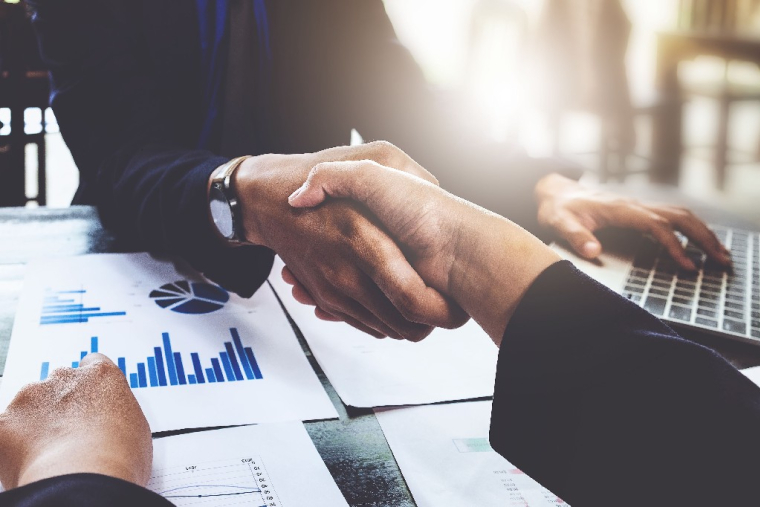 A l’heure actuelle, le marché actions semble tenir « par défaut », pour des raisons de rendement. (Crédits photo : Adobe Stock - )