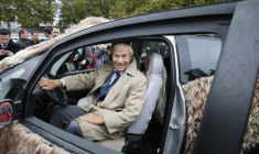 Vincent Bolloré, dans une voiture Autolib', à Paris le 8 octobre 2014. ( AFP / PATRICK KOVARIK )