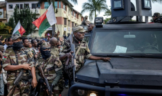 Des soldats malgaches en véhicules blindés sont entourés de manifestants saluant leur arrivée à l'hôtel de ville d'Antananarivo, le 11 octobre 2025 ( AFP / Luis TATO )