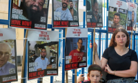 Des photos d'otages israéliens retenus à Gaza depuis le 7 octobre 2023, lors des funérailles de Jonathan Samerano, le 24 juin 2025 à Tel-Aviv ( AFP / Jack GUEZ )