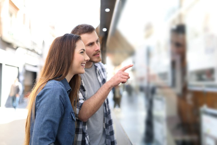 Malgré une tendance à la baisse des prix, beaucoup d'acquéreurs (53 %) semblent encore hésiter à se lancer dans l'aventure immobilière. (Crédit photo : 123RF)