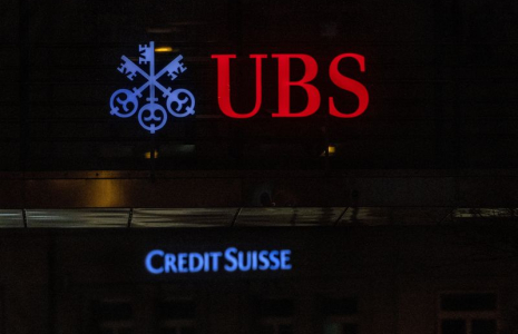 Les logos des banques UBS et Credit Suisse à Zurich