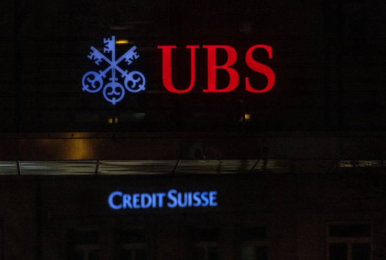 Les logos des banques suisses UBS et Crédit Suisse