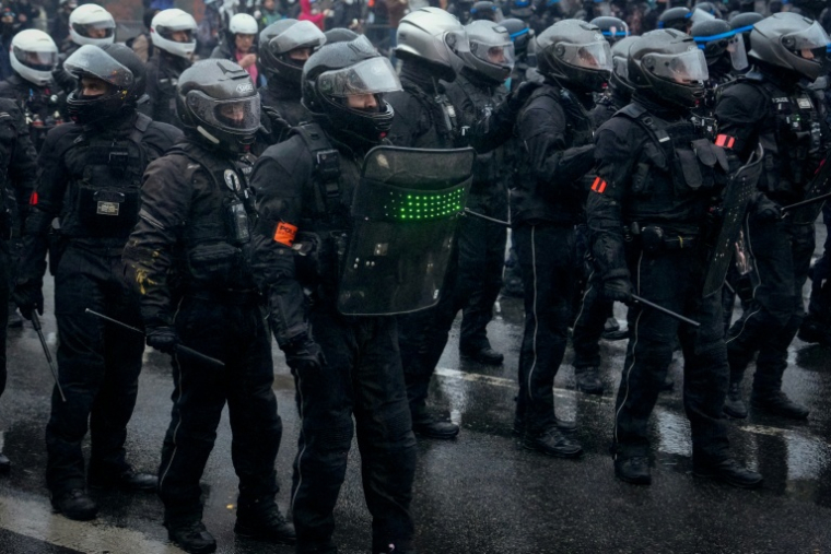 Des forces de l'ordre à Paris, mobilisés dans le cadre de la manifestation pour défendre le pouvoir d'achat et réclamer de meilleurs services publics, le 24 octobre 2026 ( AFP / Dimitar DILKOFF )