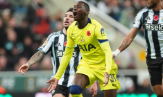 Randal Kolo Muani va porter un masque de protection