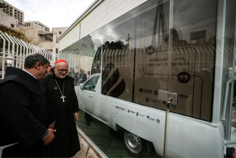 Présentation du "Véhicule de l'Espoir", la papamobile utilisée par le pape François lors de sa visite à Bethléem en 2014 et réaménagée en clinique mobile pour enfants afin d'être déployée dans la bande de Gaza, à Bethléem, en Cisjordanie occupée par Israël, le 25 novembre 2025 ( AFP / HAZEM BADER )