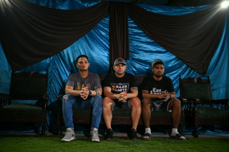 (De gauche à droite) Mervin Yamarte, Ringo Rincon et Edwuar Hernandez, migrants vénézuéliens rapatriés d'une prison au Salvador, dans le quartier de Los Pescadores à Maracaibo, au Venezuela, le 23 juillet 2025 ( AFP / Federico PARRA )