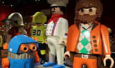 Des pièces de collections Playmobil sont exposés à la maison de ventes Drouot, à Paris, avant leur vente aux enchères inédite, le 23 septembre 2026 ( AFP / Thomas SAMSON )