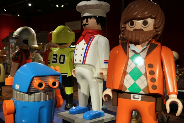 Des pièces de collections Playmobil sont exposés à la maison de ventes Drouot, à Paris, avant leur vente aux enchères inédite, le 23 septembre 2026 ( AFP / Thomas SAMSON )