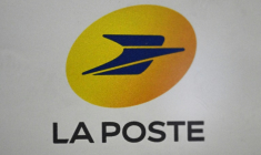Près de 200 personnes dont des représentants d'ONG, de syndicats, d'associations et de collectifs d'agents publics se sont réunies samedi dans une petite commune de Normandie contre la fermeture d'un bureau de poste ( AFP / Grégoire CAMPIONE )