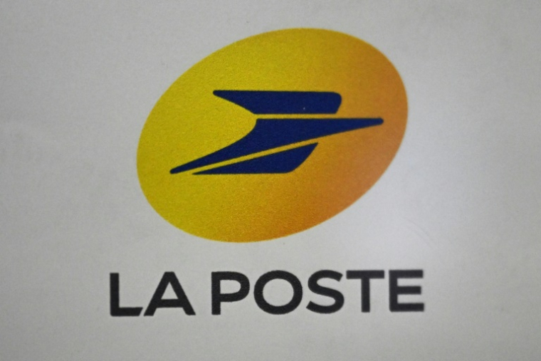 Logo de La Poste, au Thillay, le 5 décembre 2024 ( AFP / Grégoire CAMPIONE )