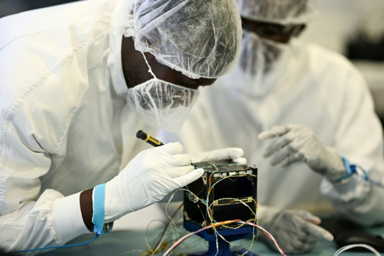 Des ingénieurs sénégalais travaillent sur une partie du satellite Gaindesat-1B au Centre spatial universitaire de Montpellier (CSUM), dans le sud de la France, le 4 septembre 2026 ( AFP / Gabriel BOUYS )