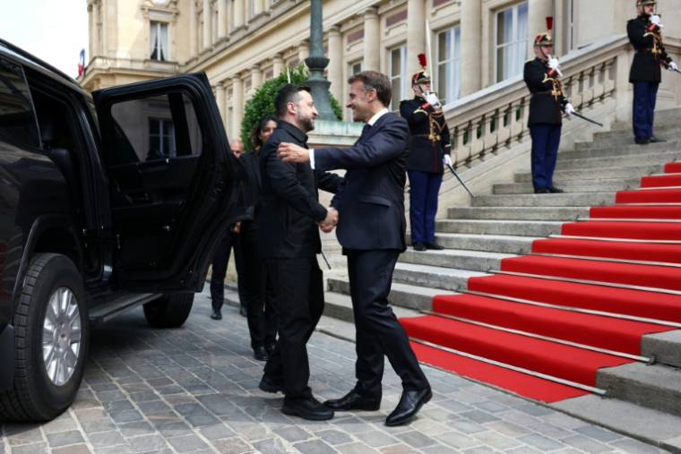 Le président Emmanuel Macron accueille le président ukrainien Volodymyr Zelensky (g) à l'Hôtel des Invalides avant un sommet de la "coalition des volontaires" pour le soutien à l'Ukraine, le 13 juillet 2026 à Paris ( POOL / Tom Nicholson )