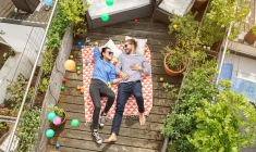 Le Pacs protège le conjoint survivant en matière de logement. Toutefois, pour accentuer cette protection, les conjoints peuvent prendre des dispositions testamentaires. ( crédit photo : GettyImages )