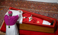 Photo diffusée par Vatican media montrant le voile de soie blanche placé sur le visage du pape François lors d'une cérémonie le 25 avril 2025 à la basilique Saint-Pierre. ( VATICAN MEDIA / Handout )