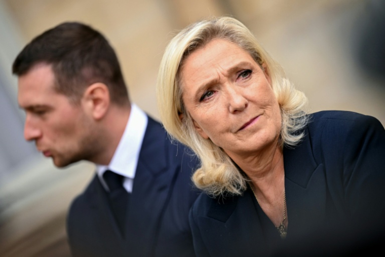 Le président dus Rassemblement National (RN), Jordan Bardella, à gauche et la présidente du groupe parlementaire RN Marine Le Pen, à droite, après une rencontre avec le Premier ministre à l'hôtel de Matignon à Paris, le 2 septembre 2025 ( AFP / Bertrand GUAY )