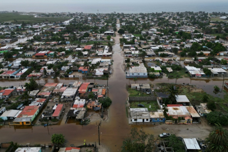Vue aérienne des inondations après le passage de l'ouragan Polo à Puerto Sans Carlos, en Basse-Californie du Sud, le 29 septembre 2026 au Mexique ( AFP / Carl de Souza )