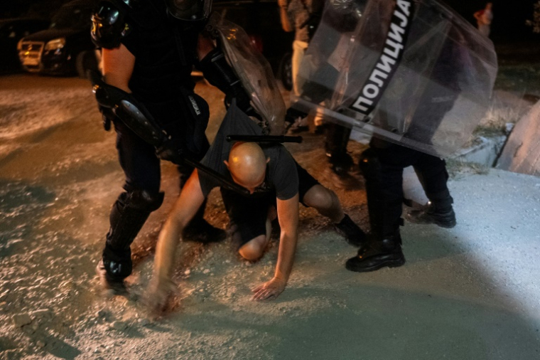 Un manifestant est arrêté pendant des heurts avec la police, le 5 septembre 2025 à Novi Sad, en Serbie ( AFP / Uros Arsic )