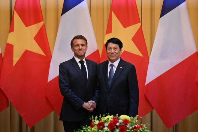 Emmanuel Macron et le président vietnamien Luong Cuong à Hanoï