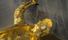 La statue dorée de Donald Trump dans l'atelier du sculpteur Alan Cottrill à Zanesville, dans l'Etat améircain de l'Ohio (nord), le 5 février 2026 ( AFP / Eli Hiller )