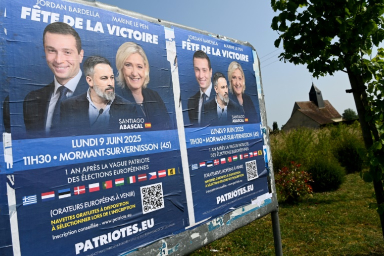 Jordan Bardella (g), président du RN, Santiago Abascal (c), leader du parti espagnol Vox, et Marine Le Pen (d), présidente du groupe RN à l'Assemblée nationale sur des affiches de la "Fête de la victoire", un rassemblement de l'extrême droite européenne organisé par le Rassemblement national (RN) à Mormant-sur-Vernisson, le 9 juin 2025 dans le Loiret ( AFP / JEAN-FRANCOIS MONIER )