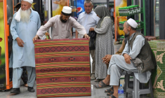 Centre commercial d'Airitom, frontière Ouzbékistan-Afghanistan, le 16 août 2025 ( AFP / Vyacheslav OSELEDKO )