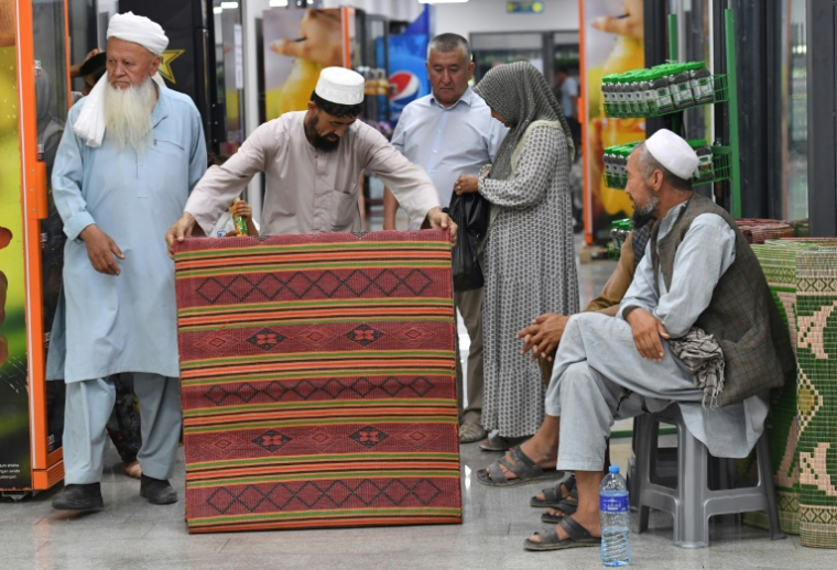 Centre commercial d'Airitom, frontière Ouzbékistan-Afghanistan, le 16 août 2025 ( AFP / Vyacheslav OSELEDKO )