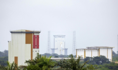 La fusée Ariane 6 sur son pas de tir le 6 mars 2025 au centre spatial guyanais à Kourou ( AFP / Ronan LIETAR )