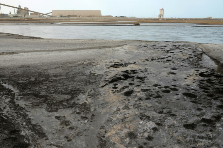 Des déchets de phosphogypse d'une usine de traitement des phosphates sur une plage à côté de l'usine de Gabès, en Tunisie, le 22 mai 2025 ( AFP / MOURAD MJAIED )
