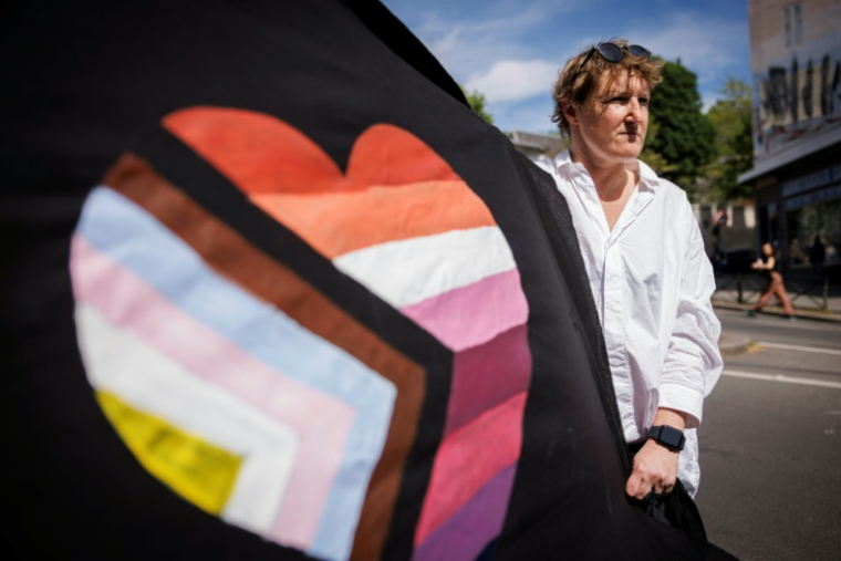 La journaliste, féministe, militante lesbienne et femme politique Alice Coffin lors de la Journée de la visibilité lesbienne à Paris le 26 avril 2026 ( AFP / SIMON WOHLFAHRT )