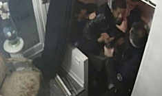 Capture d'une vidéosurveillance partagée sur les réseaux sociaux montrant le producteur Michel Zecler violenté par des policiers à l'entrée d'un studio de musique à Paris le 21 novembre 2020 ( Michel Zecler / - )