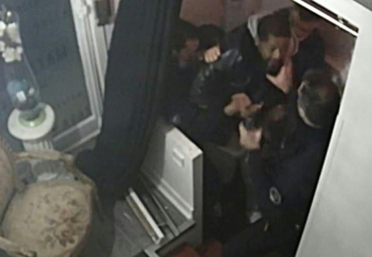 Capture d'une vidéosurveillance partagée sur les réseaux sociaux montrant le producteur Michel Zecler violenté par des policiers à l'entrée d'un studio de musique à Paris le 21 novembre 2020 ( Michel Zecler / - )