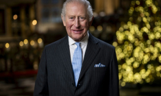Le roi Charles III souriant pendant l'enregistrement de son message de Noël dans la chapelle Sainte-Marie-Madeleine de l'abbaye de Westminster, le 11 décembre 2025 à Londres ( POOL / Aaron Chown )