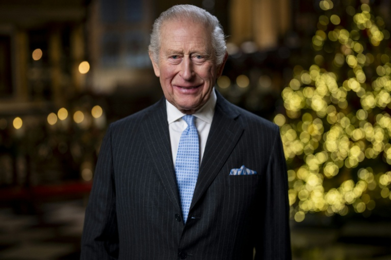 Le roi Charles III souriant pendant l'enregistrement de son message de Noël dans la chapelle Sainte-Marie-Madeleine de l'abbaye de Westminster, le 11 décembre 2025 à Londres ( POOL / Aaron Chown )