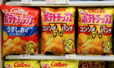 Des paquets de chips colorés de la marque Calbee dans un magasin de Tokyo le 12 mai 2026 ( AFP / Yuichi YAMAZAKI )