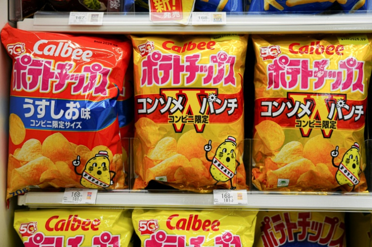 Des paquets de chips colorés de la marque Calbee dans un magasin de Tokyo le 12 mai 2026 ( AFP / Yuichi YAMAZAKI )