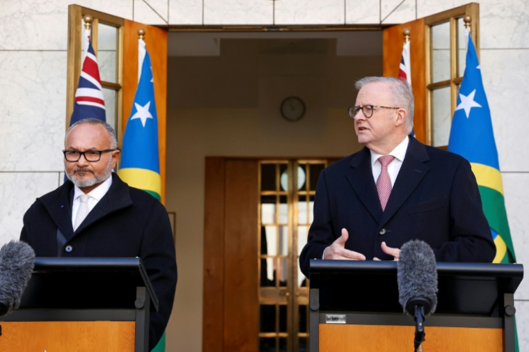 Le Premier ministre des Îles Salomon, Matthew Wale, à gauche, et le Premier ministre australien Anthony Albanese, à droite, le 3 juin 2026, à Canberra, en Australie ( AFP / Hilary Wardhaugh )