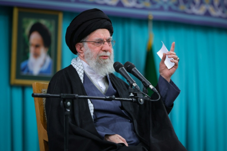 Photo diffusée par le bureau du guide suprême iranien, montrant l'ayatollah Ali Khamenei s'adressant à la population lors d'une réunion à Téhéran, le 17 janvier 2026 ( KHAMENEI.IR / - )