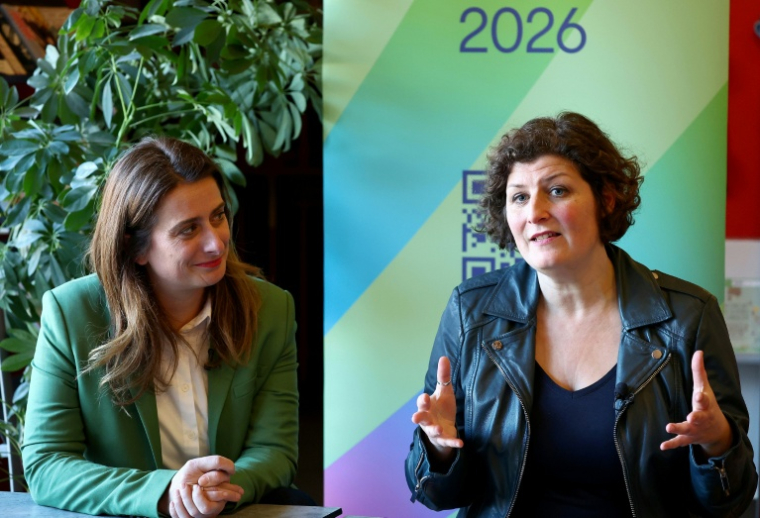 La secrétaire nationale des Ecologistes Marine Tondelier au côté de la maire écologiste de Strasbourg Jeanne Barseghian, le 16 janvier 2026 à Strasbourg ( AFP / FREDERICK FLORIN )