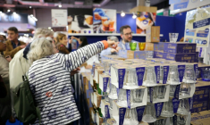 Verres Duralex au salon "Made in France", à la Porte de Versailles de Paris le 7 novembre 2025. ( AFP / Thomas SAMSON )