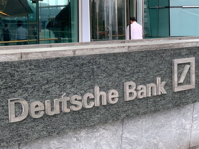 Le logo de la Deutsche Bank est vu à Hong Kong
