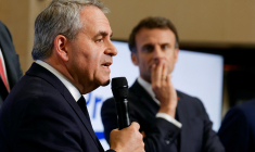 Xavier Bertrand, président de la Région Hauts-de-France, et Emmanuel Macron, le 12 mai 2023 ( POOL / PASCAL ROSSIGNOL )