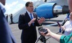Le secrétaire d'État américain Marco Rubio s'adresse à la presse avant d'embarquer à bord de son avion à la base aérienne de Homestead,l e 21 mai 2026 en Floride ( POOL / Julia Demaree Nikhinson )