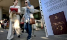 Le passeport d'un ressortissant turc dans la file d'attente devant un centre de demande de visas Schengen à Istanbul, le 30 juin 2026.   ( AFP / Ozan KOSE )