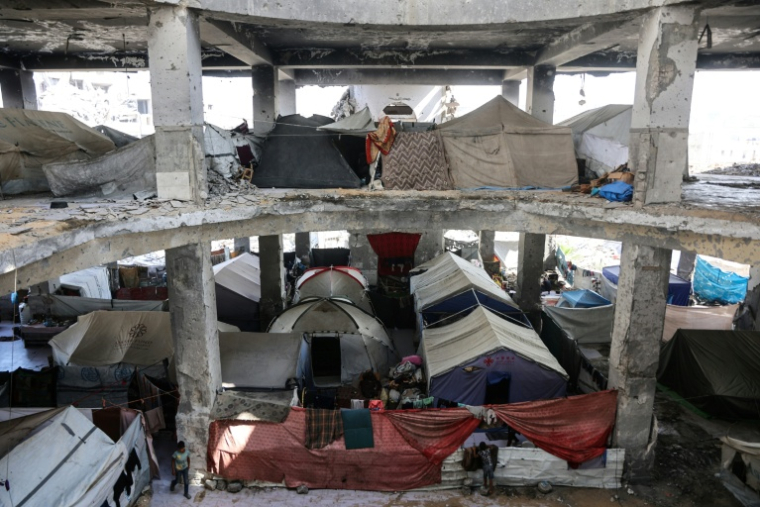 Des tentes installées à l'intérieur de la mosquée Imam al Shafi'i en ruines, où des familles ont trouvé refuge, dans le quartier de Zeitoun à Gaza, le 23 octobre 2025 ( AFP / Omar AL-QATTAA )