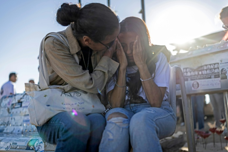 Des proches de soldats de l'unité d'observation de l'armée israélienne, tués lors de l'attaque du Hamas, rassemblés sur le site commémoratif situé sur une colline près de Nahal Oz, dans le sud d'Israël, pour marquer le troisième anniversaire de l'attaque du Hamas du 7-Octobre, le 7 octobre 2026 ( AFP / Ilia YEFIMOVICH )