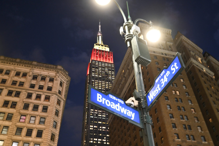 New York s'illumine aux couleurs françaises après la victoire des Bleus